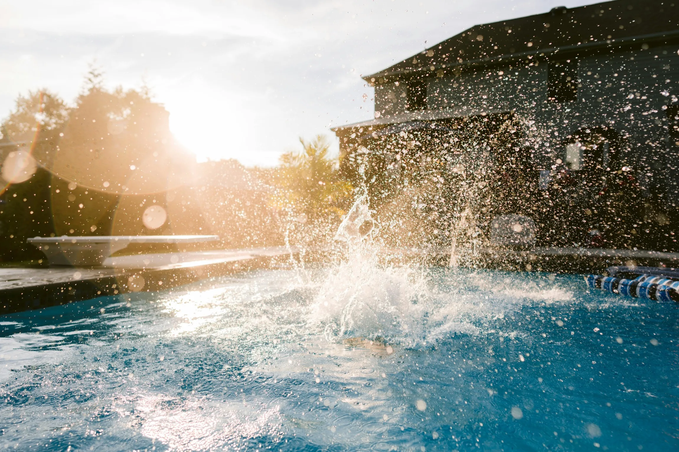 Éclaboussures dans une piscine au soleil