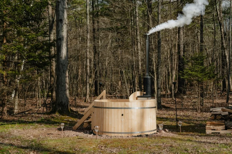Découvrir le bain nordique : bain nordique fumant en lisière de forêt