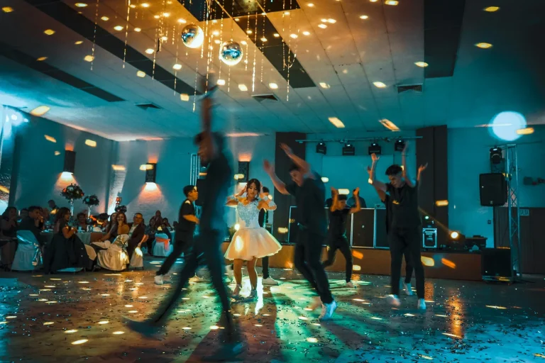 Découvrir la salle festive : piste de danse animée sous des lumières colorées