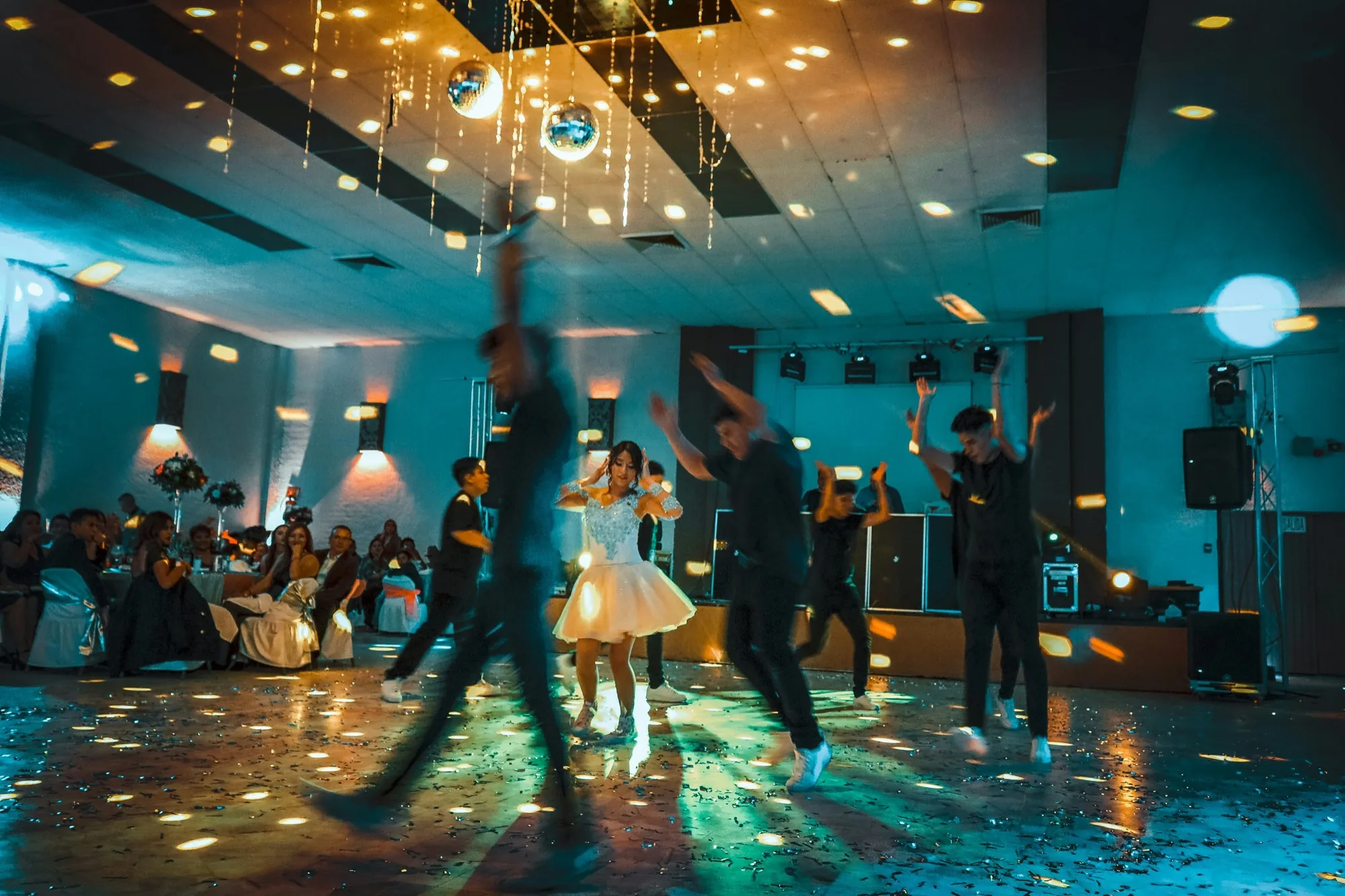 Piste de danse animée sous des lumières colorées