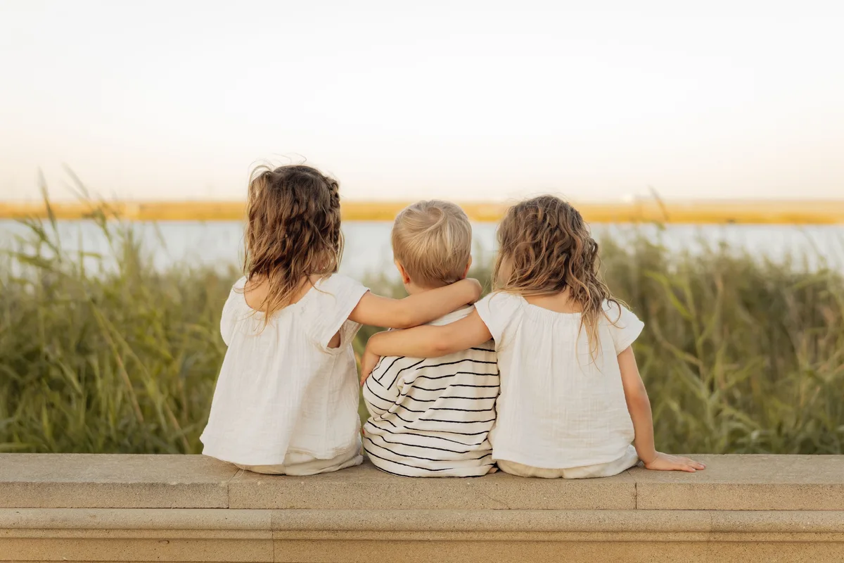 Enfants profitant d'une vue paisible au bord de l'eau