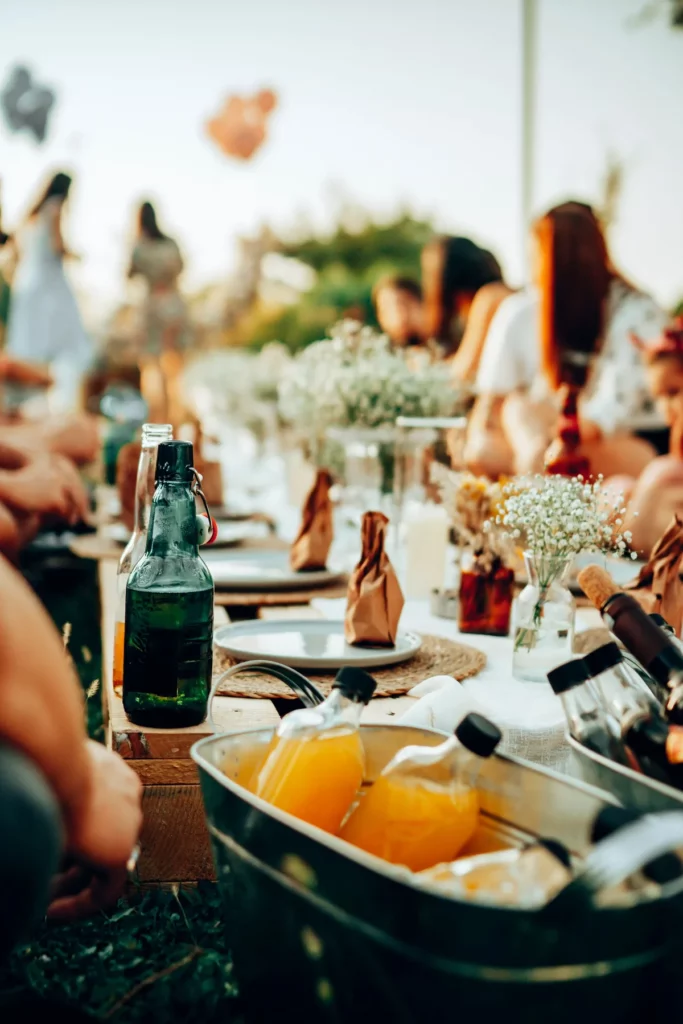 Fête en extérieur sur l'herbe entre proches