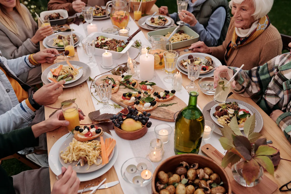 Réunion de famille à table pour une fête