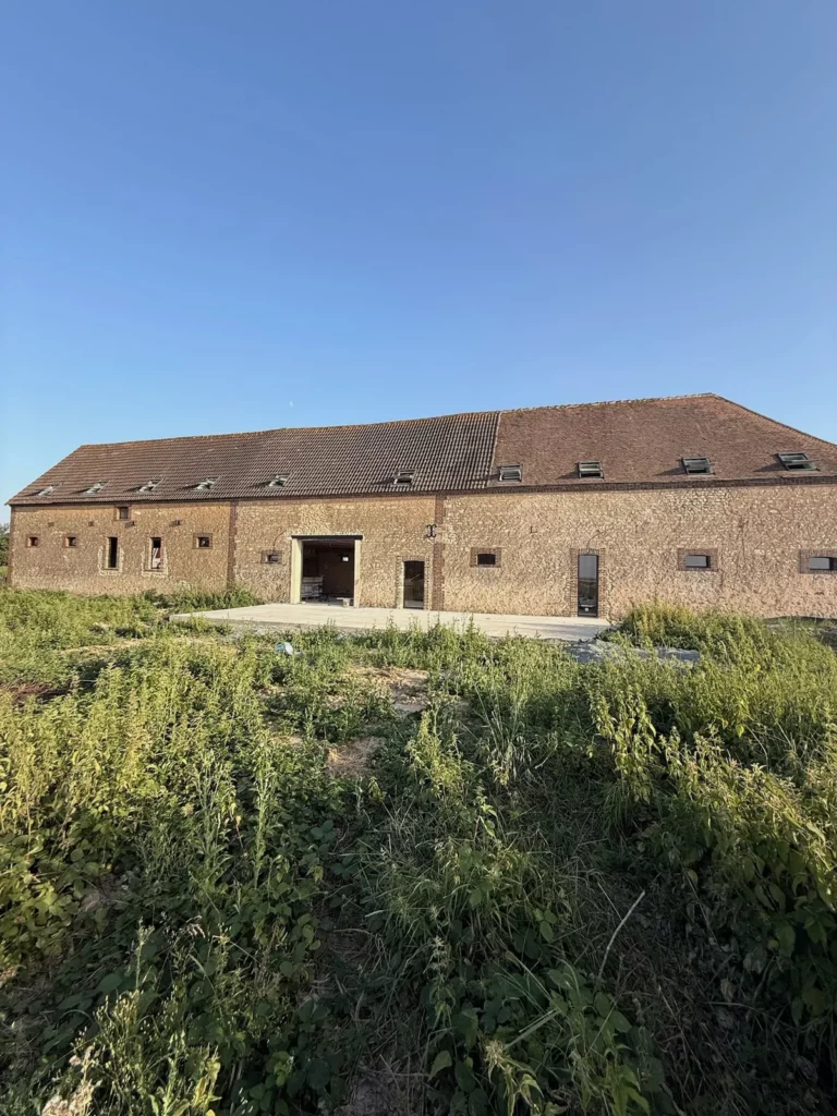 La grange en pierre de la Villa Perchée et la dalle de la terrasse fraîchement coulée