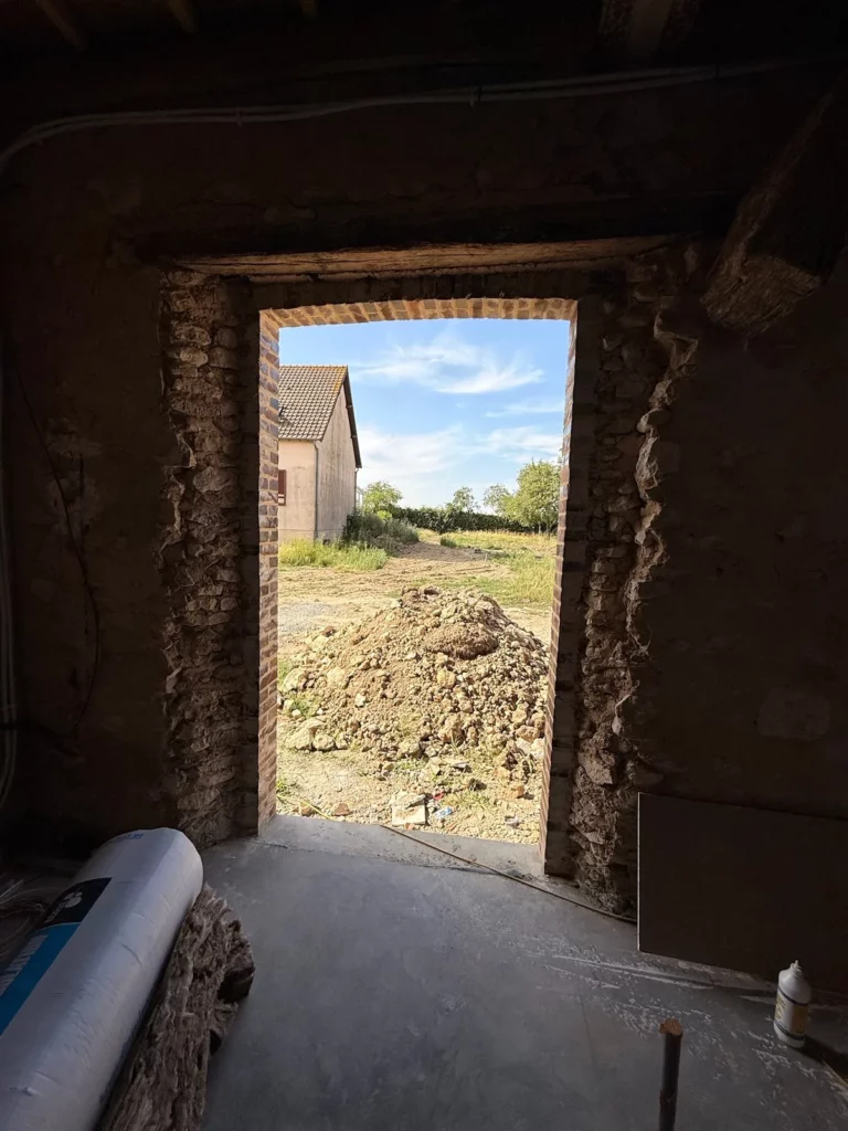 Ouverture en pierre et brique donnant sur le terrain de la Villa Perchée