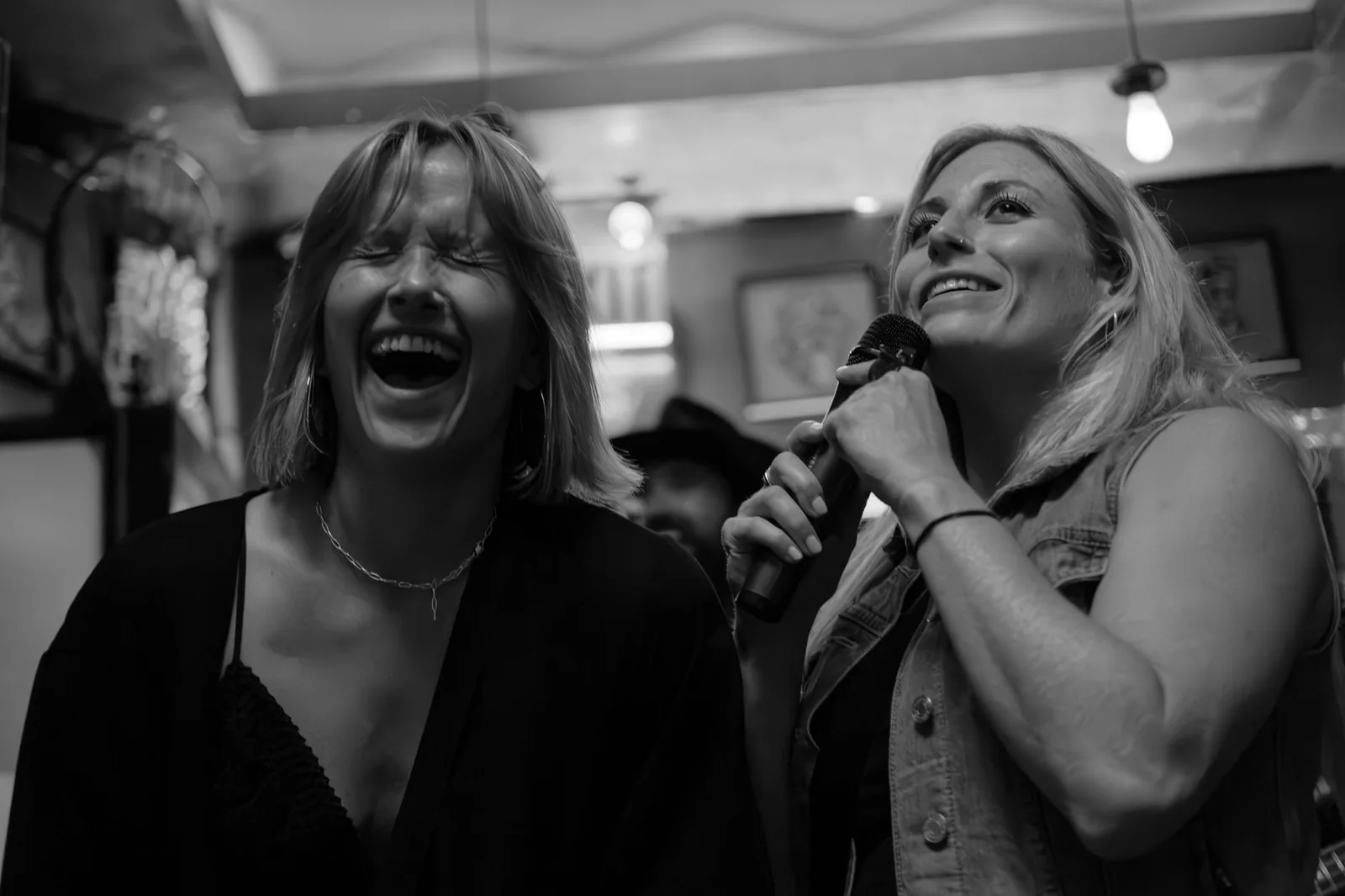 Deux amies au karaoké, micro à la main