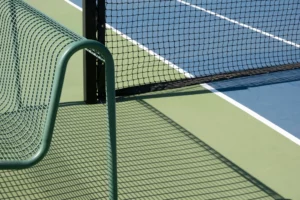Terrain de padel privé en extérieur, ambiance sportive entre amis