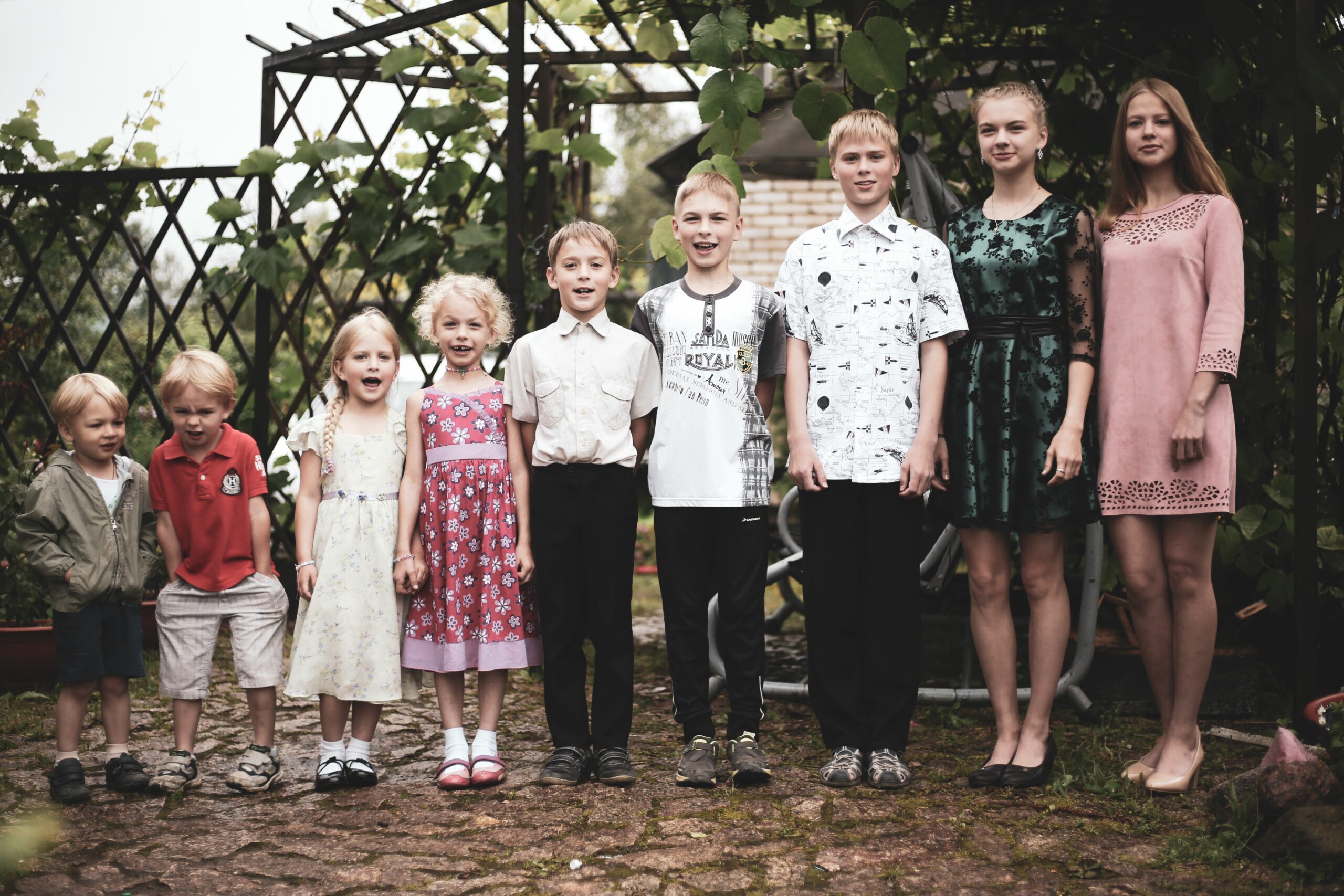 Groupe d'enfants heureux posant ensemble dans un jardin