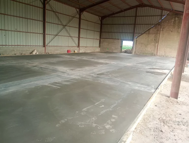 Chape de béton coulée dans la grange pour le court de padel de la Villa Perchée
