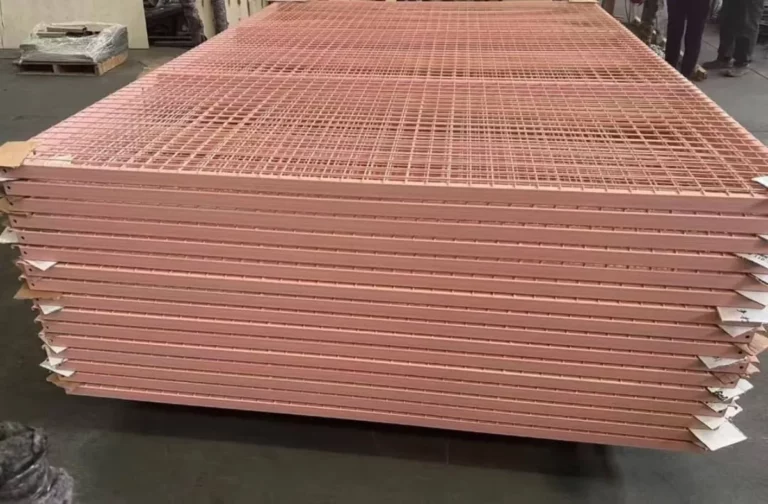 Grillages roses du court de padel empilés avant le montage